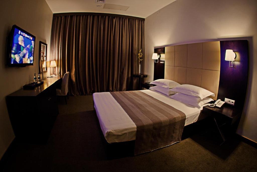 Voyage Hotel Karagandy Habitación foto