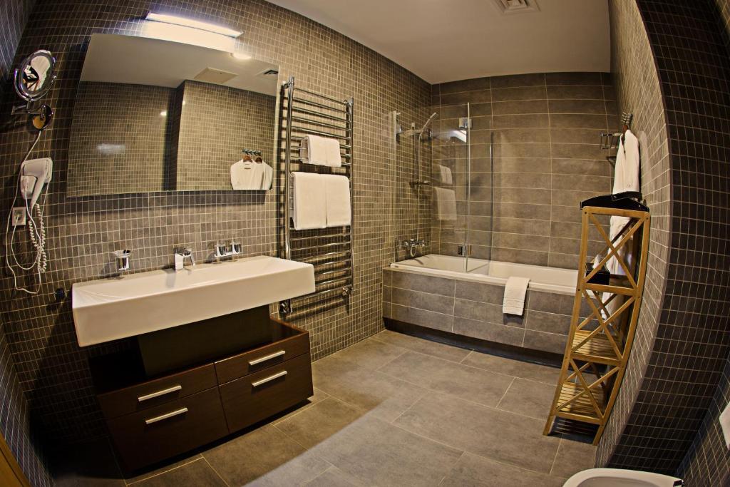 Voyage Hotel Karagandy Habitación foto