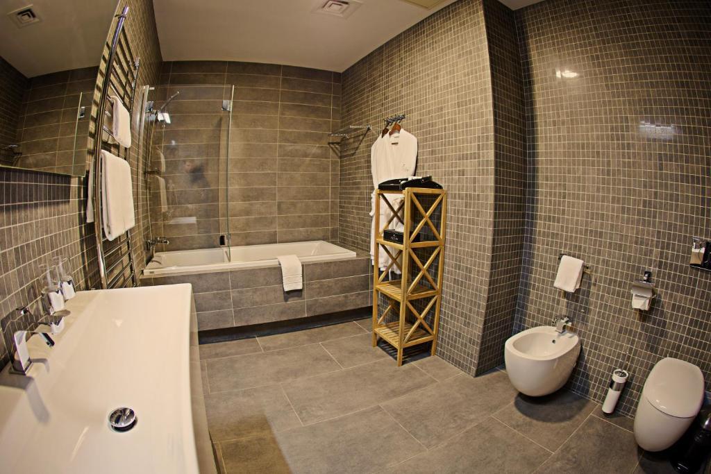 Voyage Hotel Karagandy Habitación foto