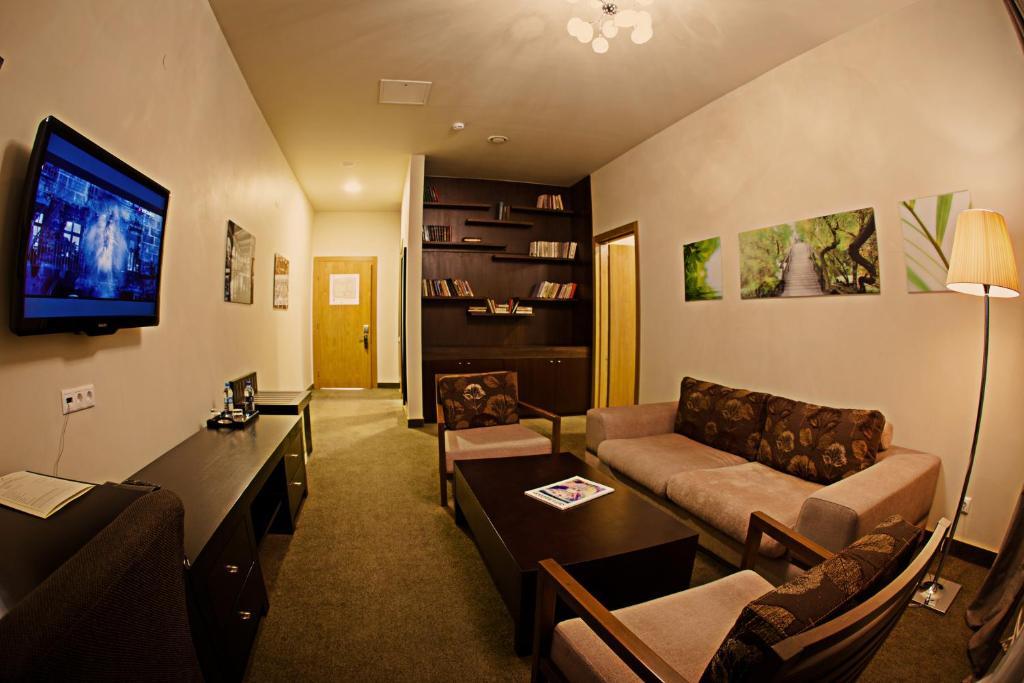 Voyage Hotel Karagandy Exterior foto